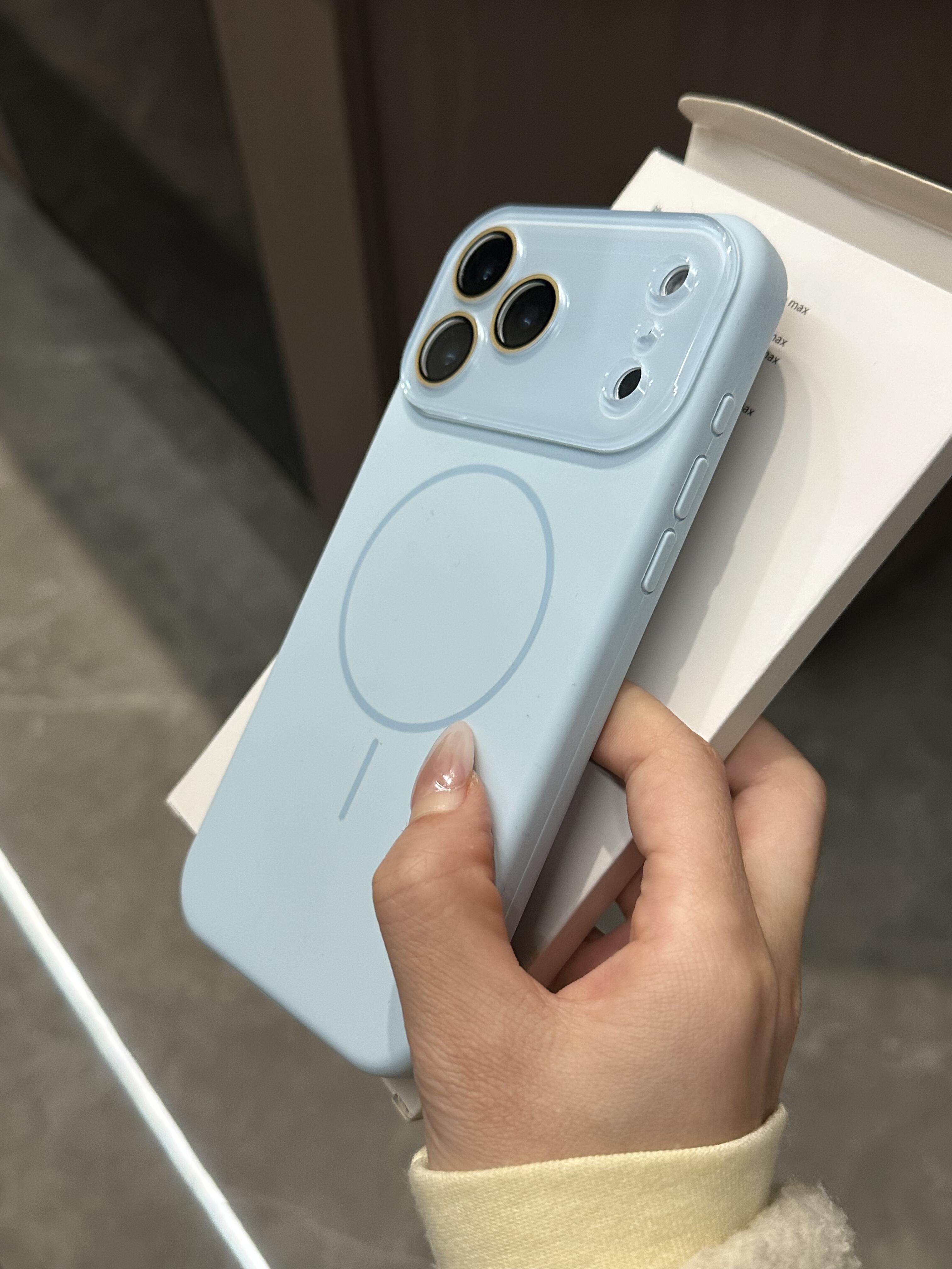 (MagSafe) Silicone Case
with Lens Cover